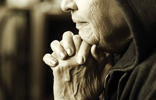 old-woman-at-prayer