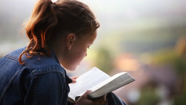 girl-reading-bible