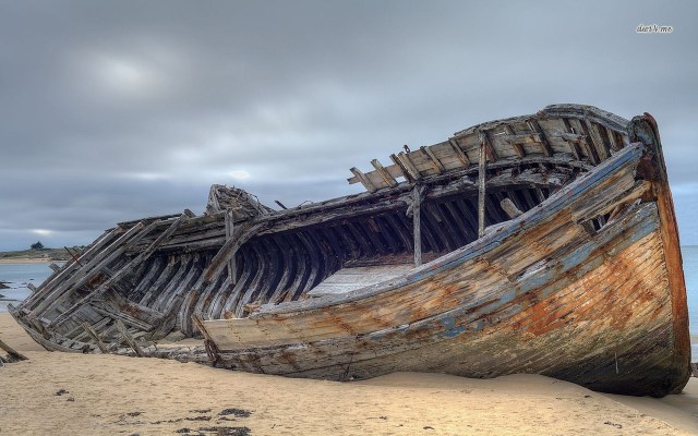 shipwreck-on-sandy-beach